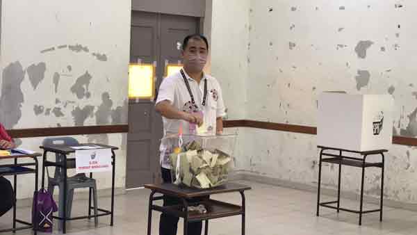 确诊冠病第5天的国阵马华大山脚国席候选人陈扬邦，其检测虽已呈阴性，但还是跟着防疫标准作业程序投票。