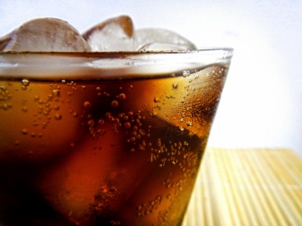 碳酸饮料中的糖分较多，微生物容易在当中繁殖，因此建议饮料打开后24小时内喝完。