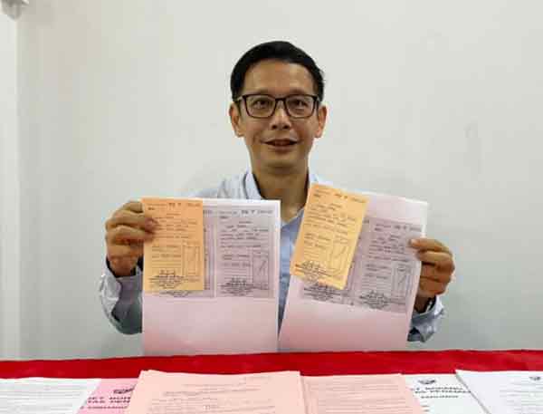 廖泰义展示竞选太平国州议席缴付按柜金的收据，宣布以独立人士上阵大选。
