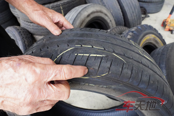 ▲肉眼可见的突出钢丝，代表轮胎内部钢丝断裂或结构受损。