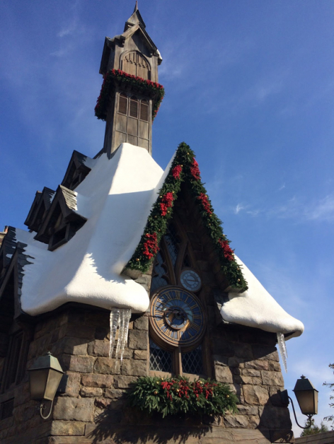 为配合圣诞，魔法村子的屋檐也挂上了槲寄生。