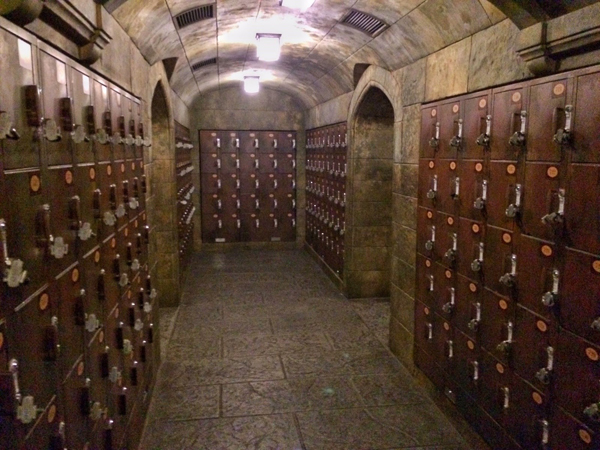 城堡里面让游客寄放行李的置物柜也仿造了霍格华兹的“飞七办公室”。