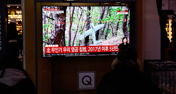 首尔地铁周一播放朝鲜无人机入侵新闻。（欧新社）