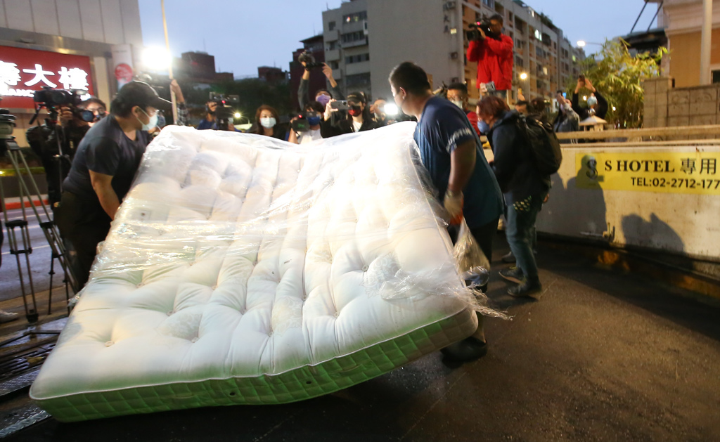 大S将床垫运到台北S Hotel，酒店也高调派人把床垫解体、回收。