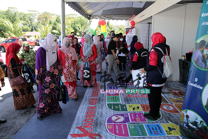 诺哈雅蒂（左2）巡视全国世界爱滋病日庆典的展览摊位。