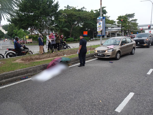 华裔退休警官过马路时，被一辆轿车撞倒后，当场重伤毙命。