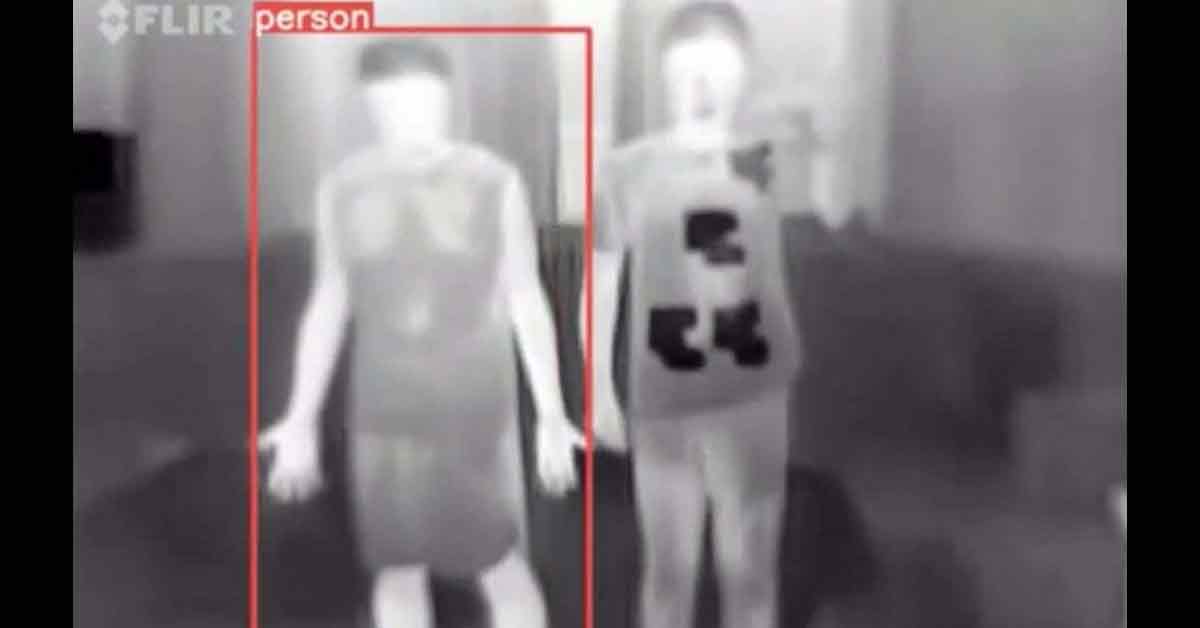 中国武汉大学计算机学院日前研发一款隐身外套，穿上之后可以躲避中国人脸识别监测。图片中身穿隐身外套的人没有被监视器侦测到，因此身上没有红色框框。