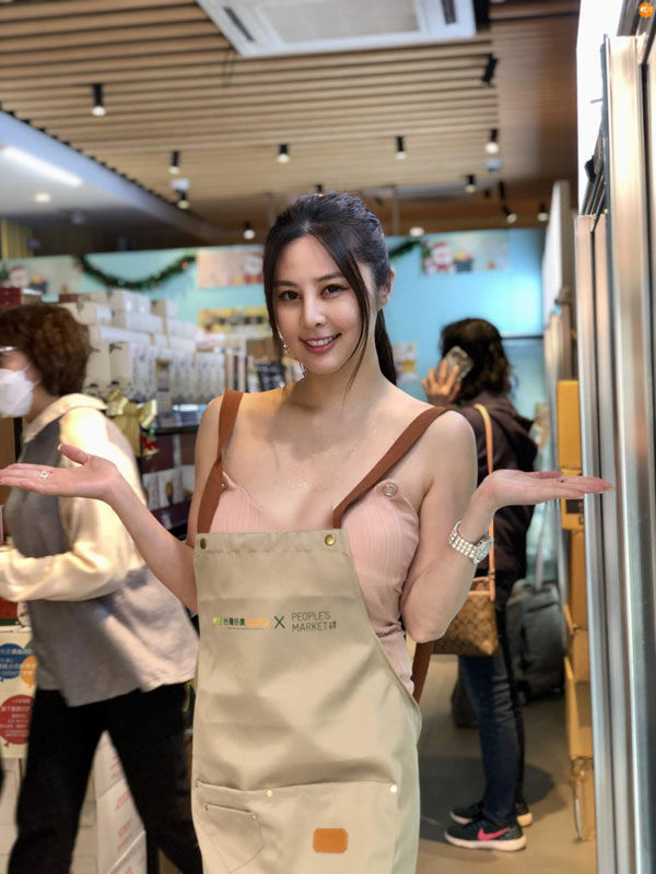 张永歆在面书PO出在香港担任“一日店长”的工作照。
