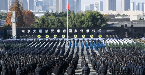 南京大屠杀国家公祭日 响防空警报下半旗悼念