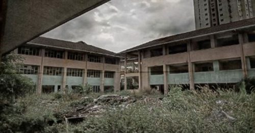 达瑙帝沙国小旧校舍遭废弃17年 警下令建筑工人迁离