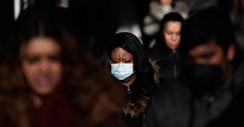 面對“三重疫情”夾攻  美國鼓勵民眾戴口罩