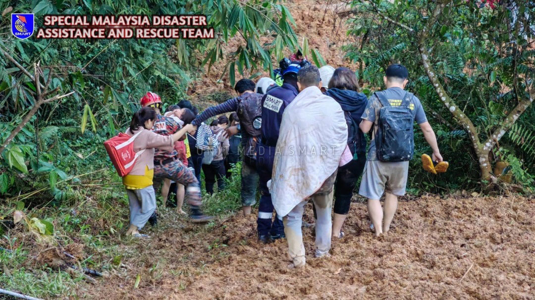 ◤峇冬加里露营地土崩◢ 山泥覆盖大片营地 情况骇人