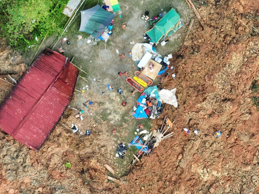 大面积土崩覆盖峇当加里露营。