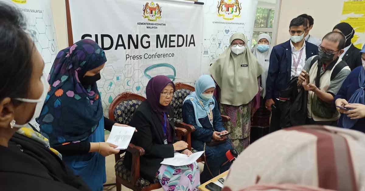 扎丽哈（中）在探望伤者时，向医护人员了解情况。