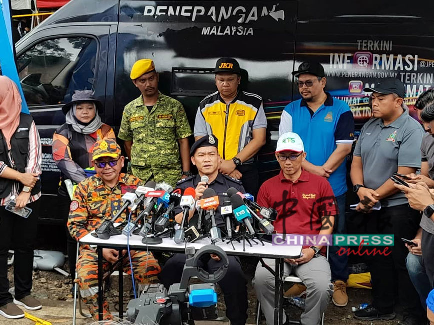 雪州消拯局主任拿督诺阿占（前排左）指出，该局已派员135人进行救援行动，但截至今早11时30分，仍有12名失踪者未被寻获。