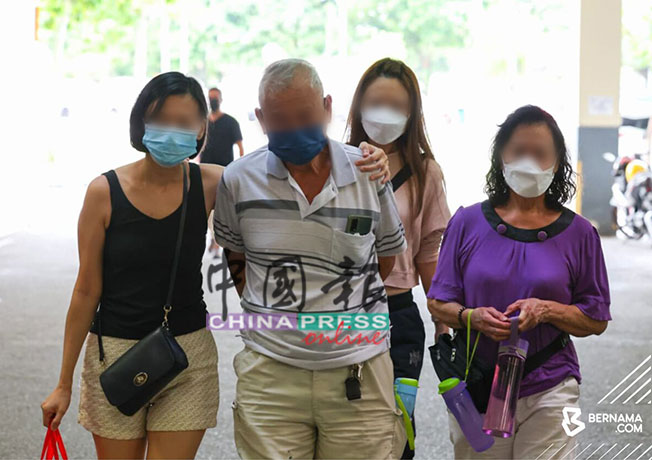 悲痛的华裔老翁在3名亲友的搀扶下，徒步走进医院太平间。