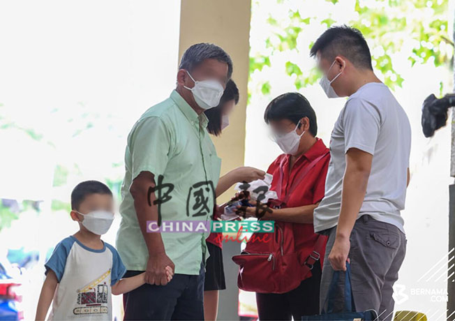 华裔家属陆续抵达医院太平间，查询其家人遗体是否被送往这家医院。
