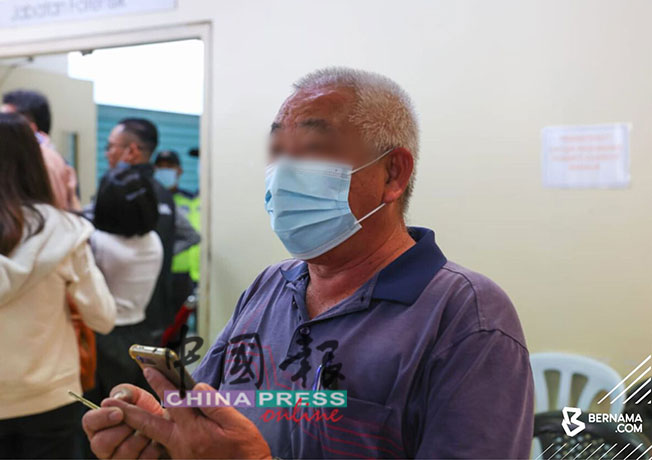 ◤峇冬加里露营地土崩◢ 妻儿搀扶抵太平间 华裔老翁突泪崩