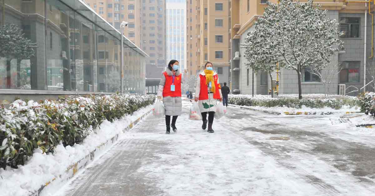 河南安阳社区工作人员为居民配送生活物资。（新华社）