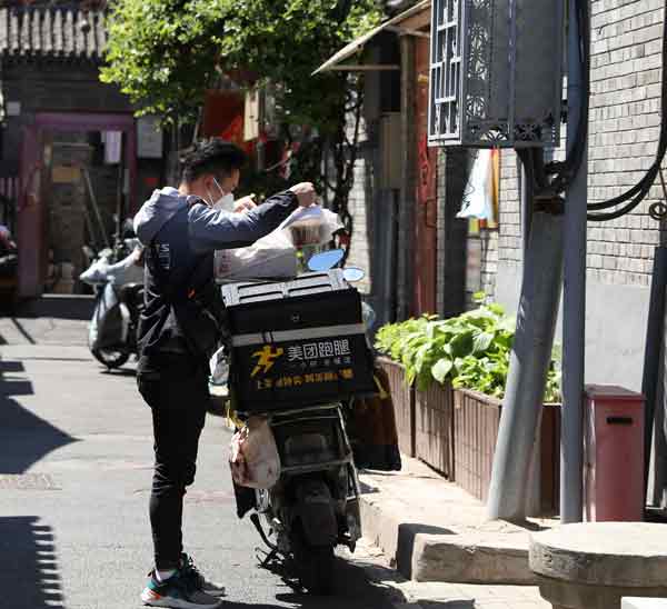 北京西城区义达里，一名外卖员准备配送外卖。（新华社）
