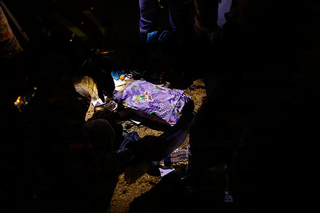 搜救队伍根据露营者最后留下的遗物，尝试确认他们的位置。