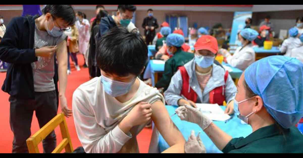 中国的大学生接种新冠疫苗。（档案照）