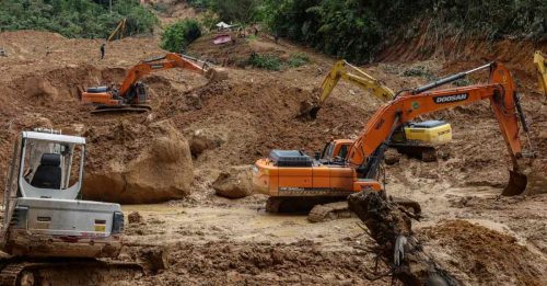◤峇冬加里露营地土崩◢ 挖土机操作员 吐心声 “每挖出一具尸体，忍不住颤抖、流泪”