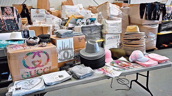 警方在美国长岛破获冒牌商品工场，检获大批“名牌”货物。