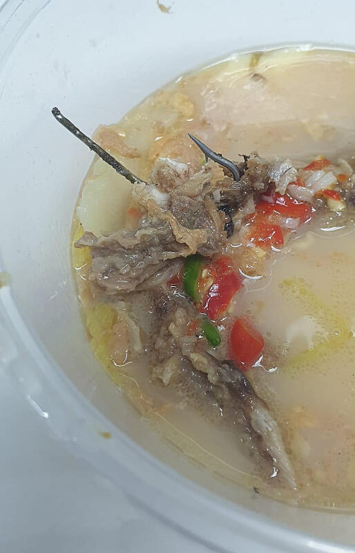 读者申诉，同事的鱼汤里有鱼钩。（读者提供）