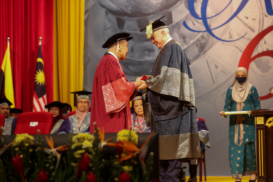 霹雳州苏丹纳兹林沙殿下（右）颁发名誉哲学博士学位给王赓武。
