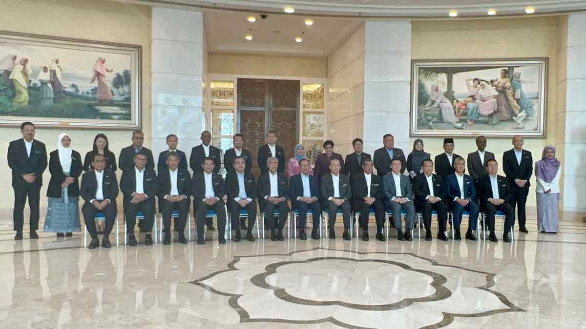 团结政府内阁周三召开首次正式会议，并拍下这全体照。