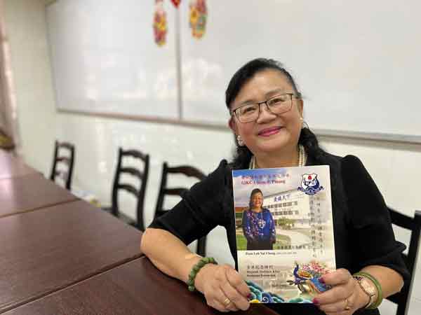罗月清退休时，协和小学师生为她制作一本特刊。（受访者提供照片）