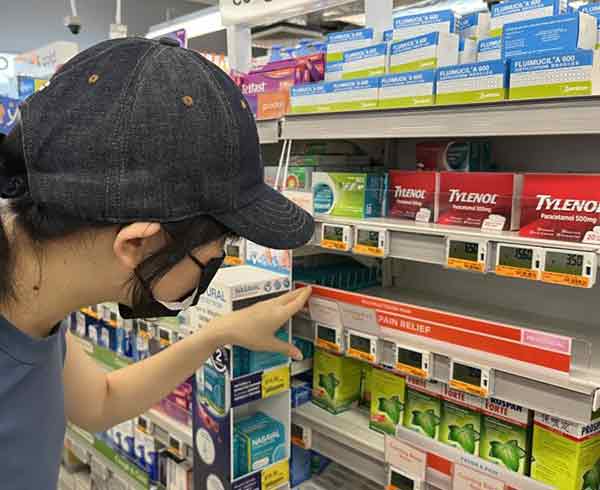 记者周三走访，见不少零售药房多款普拿疼药品已卖断货，但架上仍有同样用以缓解发烧和感冒症状的其他品牌药品如Tylenol。（刘慧祺摄） 