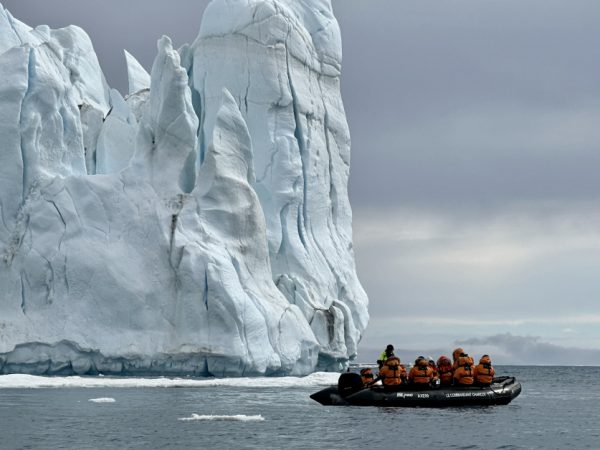 南极洲航行途中，遇见了断裂的冰架，漂移而来的冰山，让人叹为观止之余，又为帝王企鹅而担忧！
