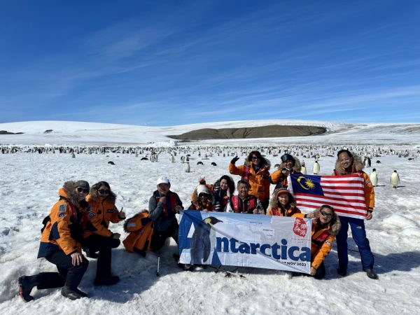 “李桑带队”的旅朋友们，一次又一次远征南极洲。这一次，在S64度地标，SNOW HILL极地之世界为数不多旅人所能抵达的帝王企鹅“领土”上，我们大马人深以为傲！