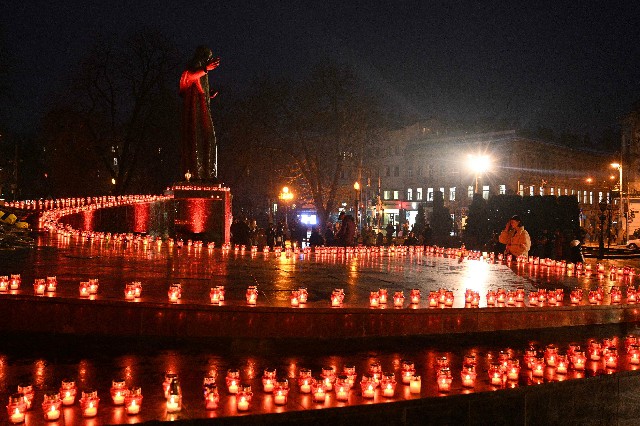 乌克兰利沃夫居民11月26日燃烛纪念乌克兰大饥荒的遇难者。（法新社）