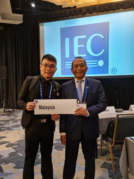 ■刘志荣博士（左），从马来西亚能源委员会总执行员阿都拉吉达务（Ir Ts Razib Dawood）手中接过IEC青年专家认证。