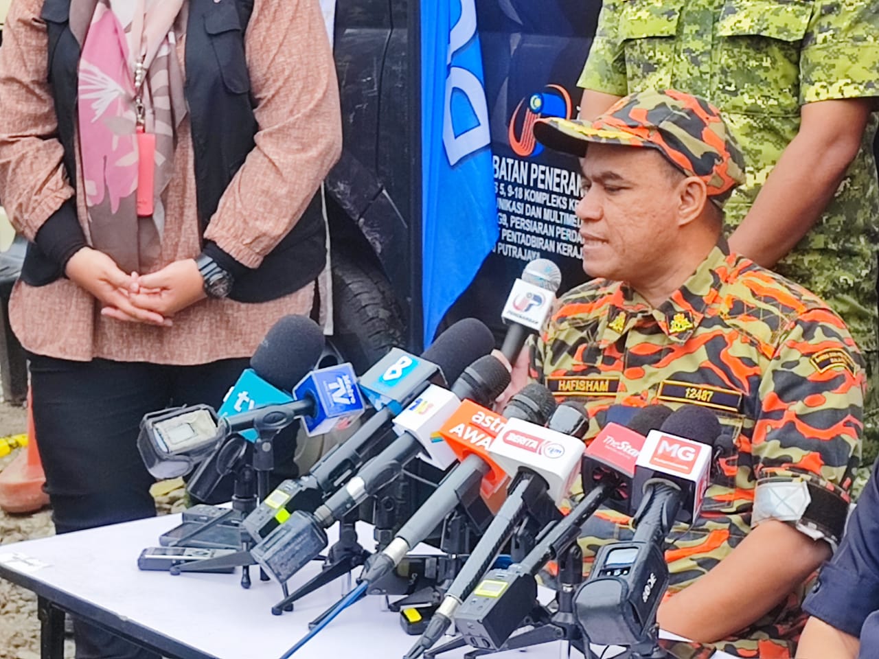 ◤Live 滚动.露营地土崩第四天◢ 搜救队通过地面探测雷达 发现农场地底下5“物体”