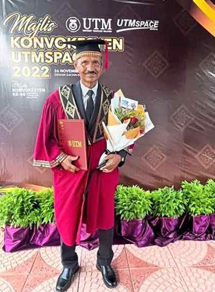 蓝星是士姑来马来西亚工艺大学第六十六届毕业典礼上，最年长毕业生。
