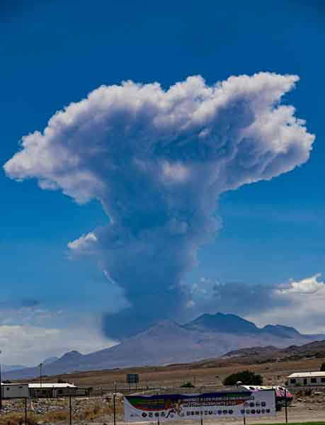 智利北部拉斯卡尔火山周六凌晨隆隆作响，引发小型地震，并朝天际喷出6000公尺高的灰柱。（法新社）
