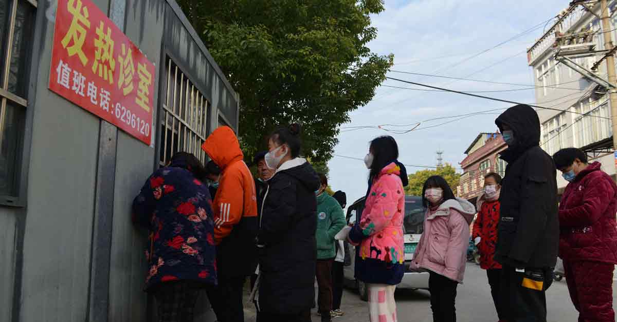 安徽省阜阳市一家发热门诊外，周四可见很多民众在排队问诊。（法新社）