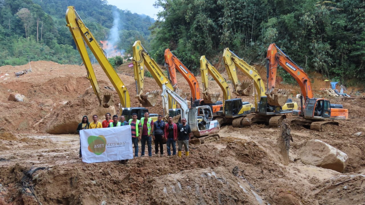 Aset Kayamas公司借出7台神手，协助搜救队伍挖掘。