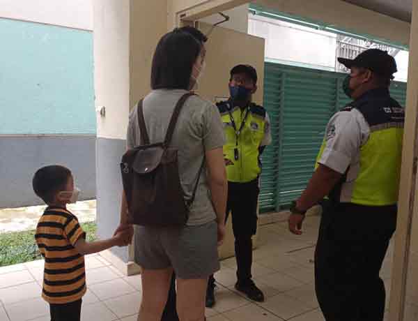 年轻妇女携带儿子前往医院太平间，查询家人遗体是否被送往双溪毛糯医院太平间。