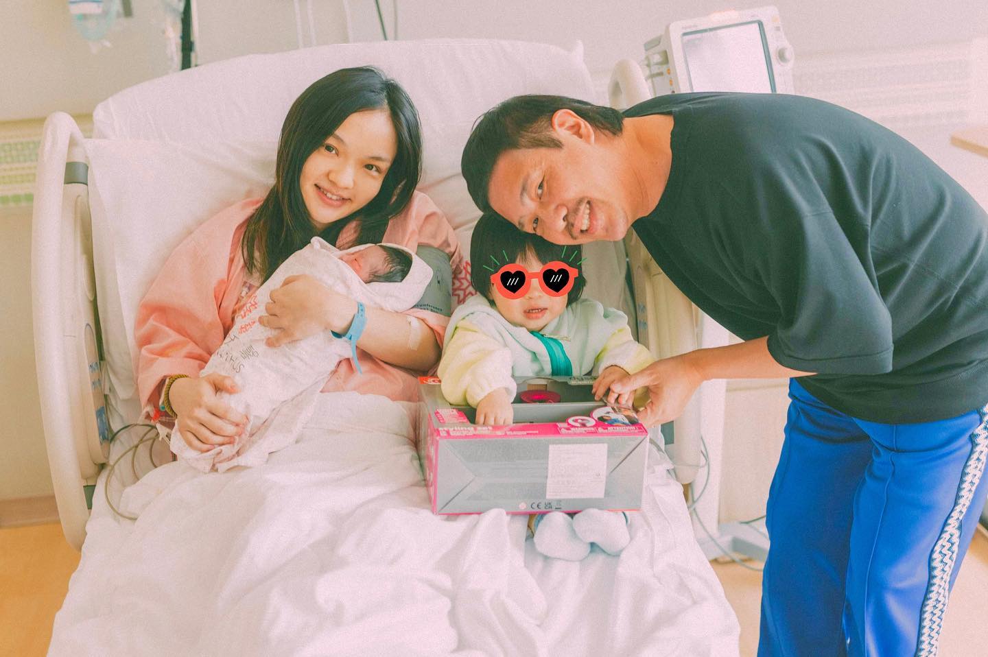 徐佳莹12月分享第二胎女儿出生的喜悦。
