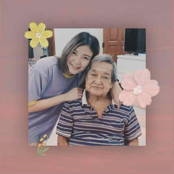 傅健颖曾于2020年晒出和爸爸的合照，写下：“爸我回来了，父亲节快乐！”