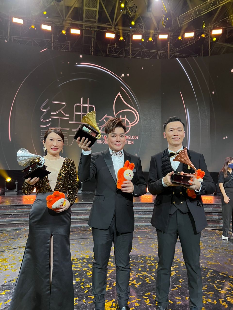 《Astro经典名曲歌唱大赛2022》亚军黄碧莲（左起）、冠军宇翔和季军谭祖健。