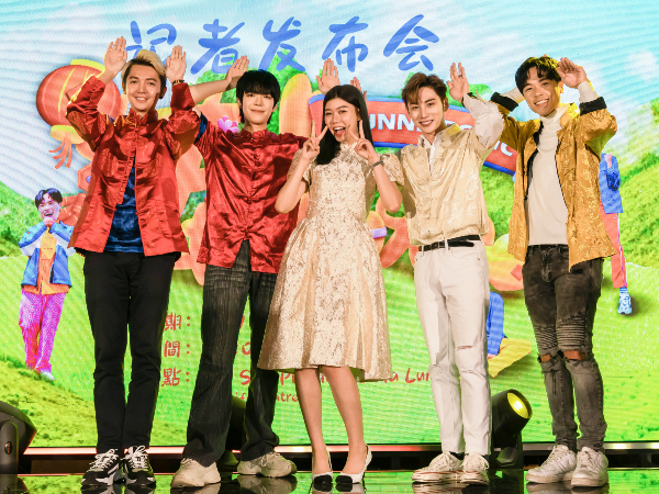 铁人娱乐旗下艺人推出第二首贺岁曲《棒兔兔》，左起朱浩仁、黄震宇、蔡恩雨、邬凯名及郭晓东。