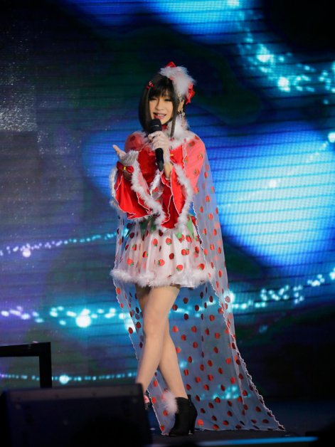锺洁希为粉丝献唱多首圣诞歌曲。