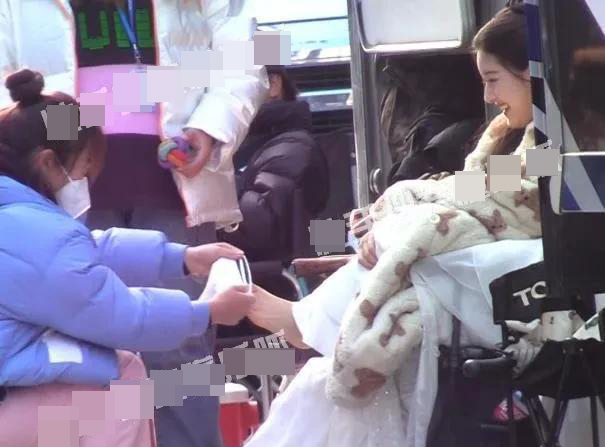 赵露思被拍到有助理帮她脱鞋子。(图/微博)