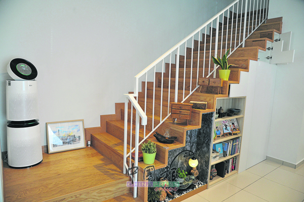楼梯扩建且铺上橡木，扩建部分做成储物柜，增加屋里的收纳空间。而阶梯加宽部分亦变成展示空间，置放小收纳柜、植物等。